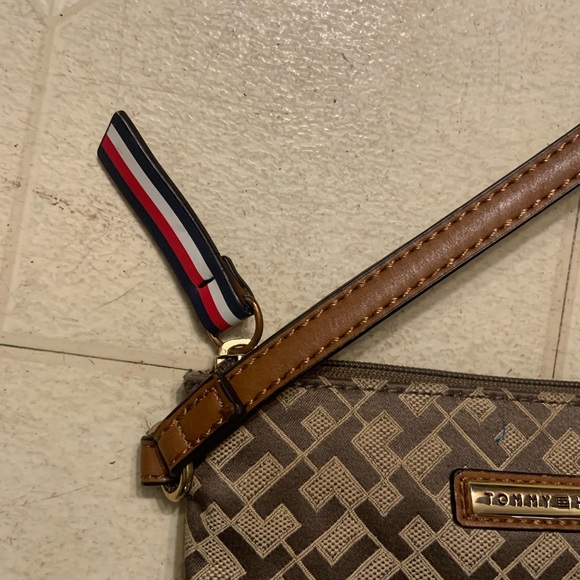 ‘TOMMY HILFIGER’ WRISTLET!! - Picture 3 of 8